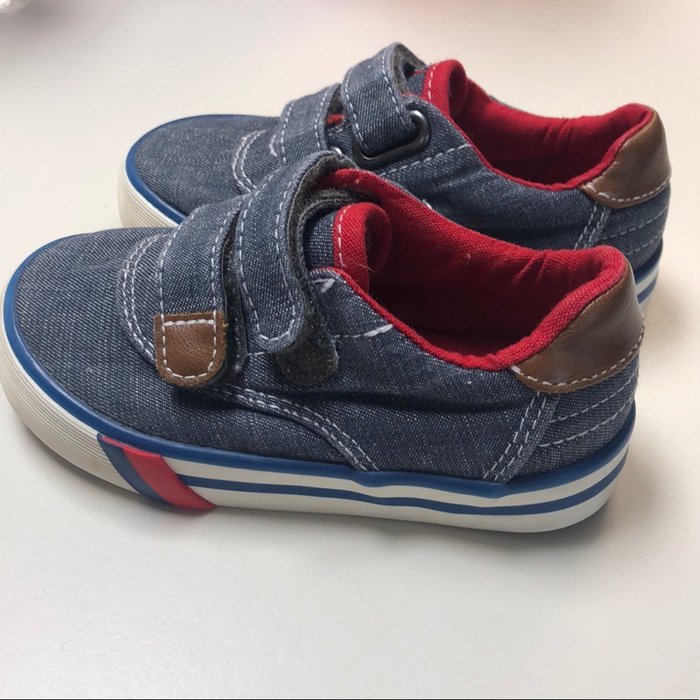 Sneakers (size 6)